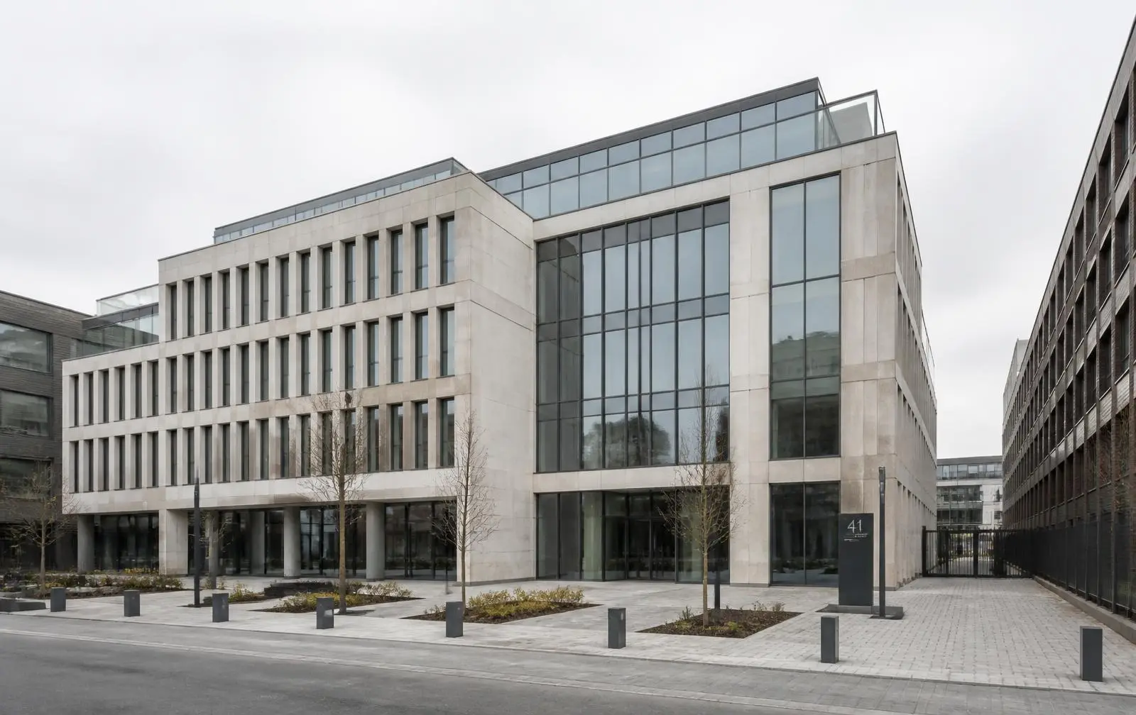 Bürogebäude mit Glas- und Steinfassade in ruhigem Tageslicht