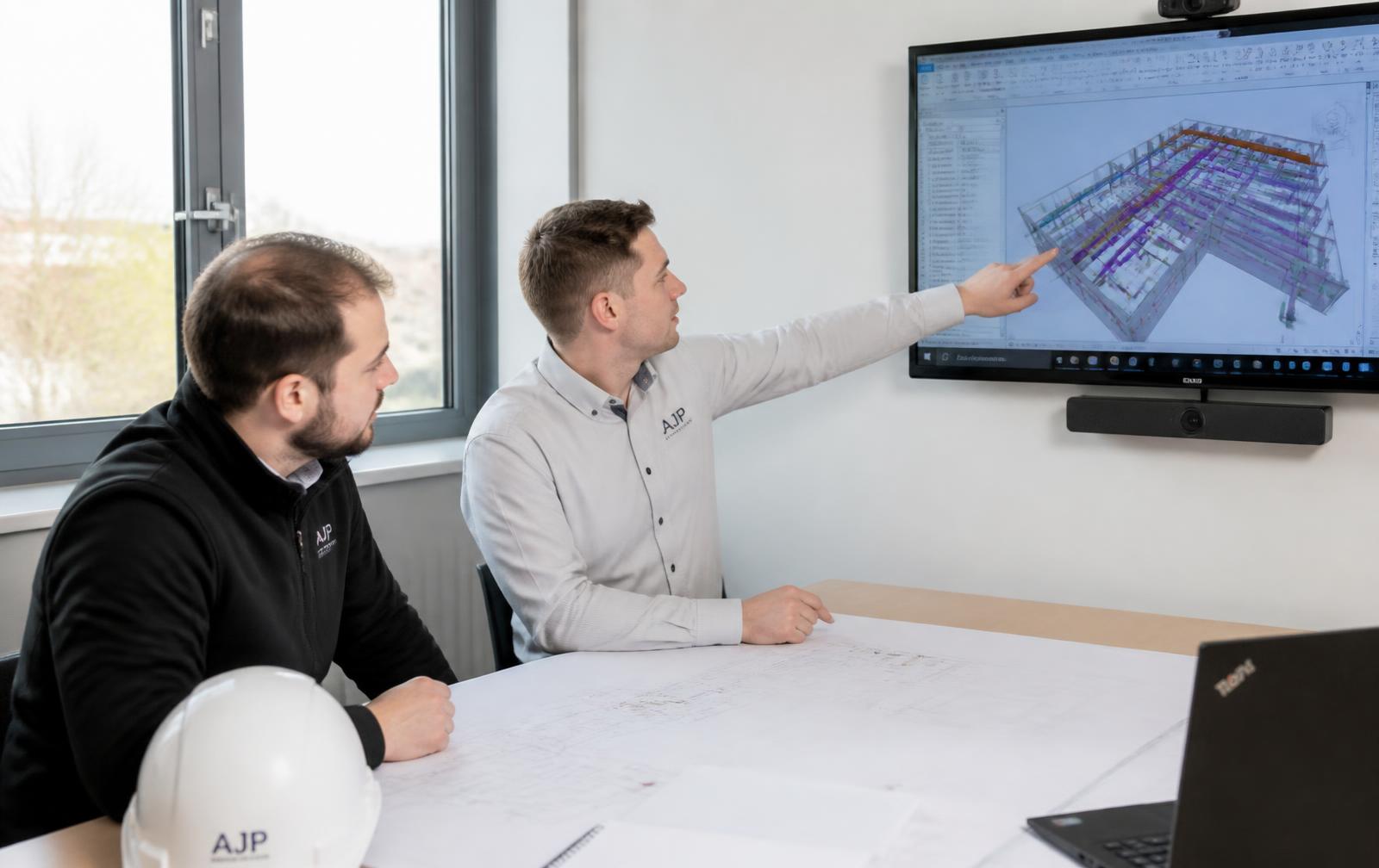Architekten-Planungstisch mit Grundriss und Gebäudemodell in der Entwurfsphase