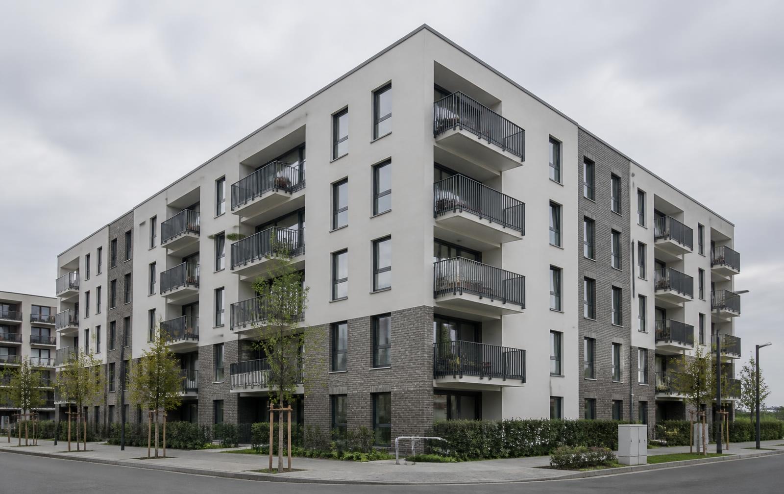 Modernes Mehrfamilienhaus mit Balkonen in einem neuen Wohnquartier