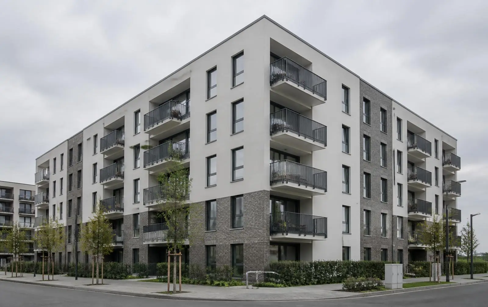 Modernes Mehrfamilienhaus mit Balkonen in einem neuen Wohnquartier